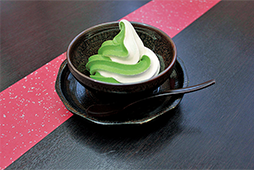 ミックスソフトクリーム（西尾松鶴園の抹茶ソフト&バニラソフトクリーム）